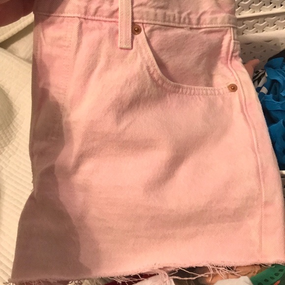 Levis size 29 cut off shorts in carnation pink - Picture 3 of 5